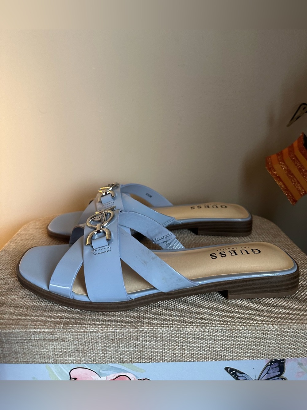 GUESS Light Blue Patent Slide Sandals with Silver Chain Emblem 6.5 - Picture 4 of 7